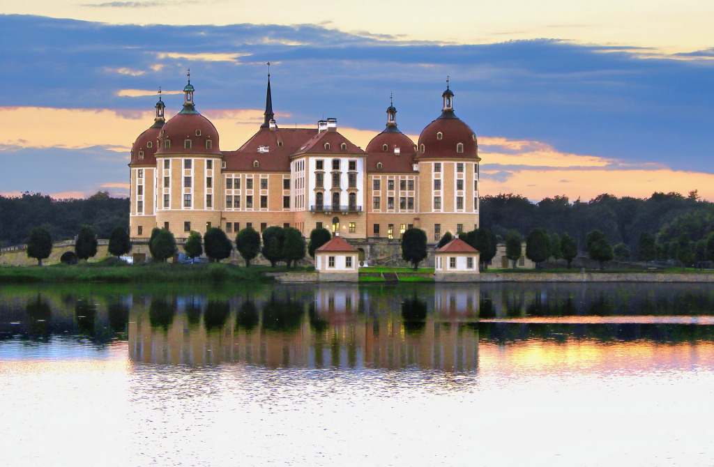 From a far the beautiful, highly symmetrical architecture of the Moritzburg castle can be see on the lakeside.