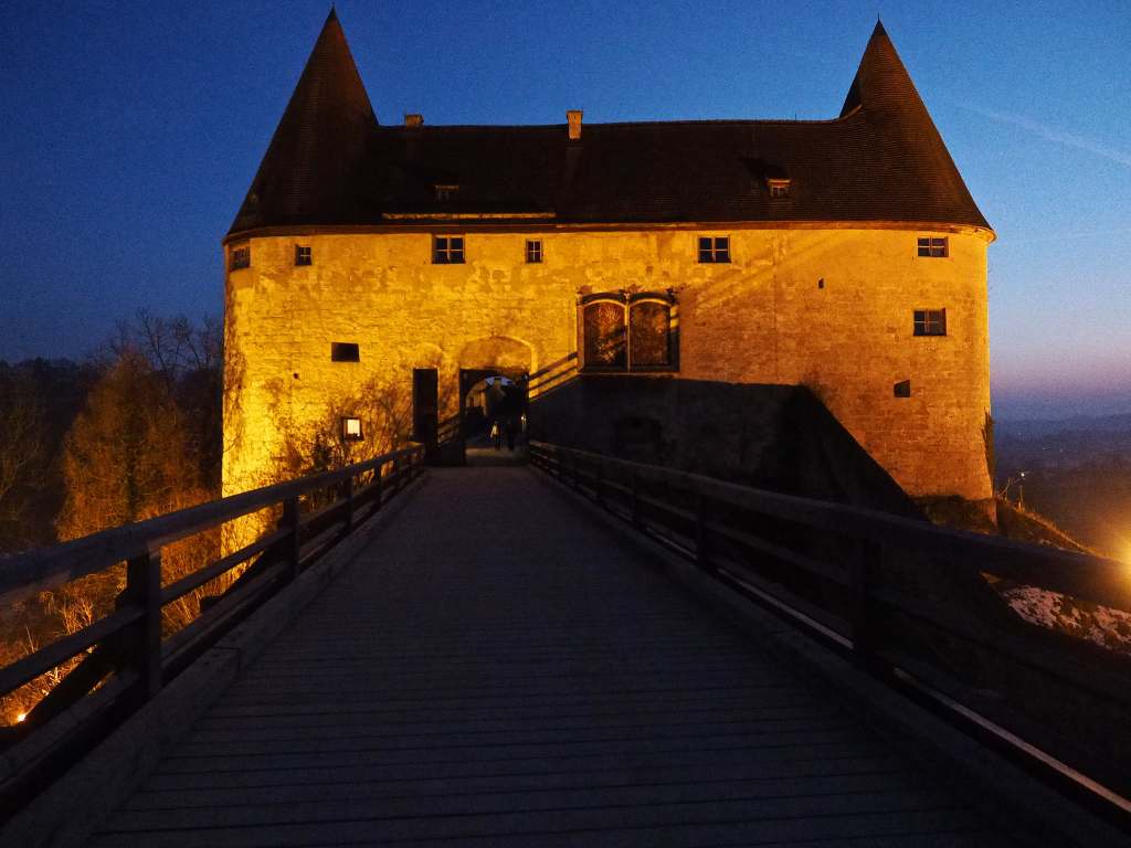 A night view of the current condition of the Burghausen castle at the bridge.