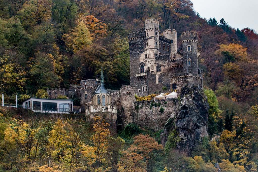 The cliffside location of the Rheinstein castle and its surroundings.