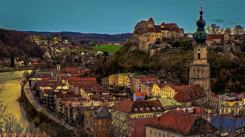 The row-houses of the Burghausen town following the perimeter of the castle’s ridge and the clock tower. 