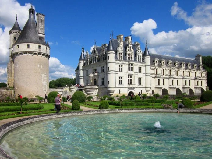 The beautiful view of Château de Chenonceau near the fountain.
