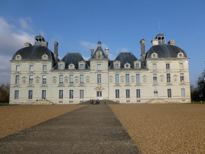 Château de Cheverny's front view.