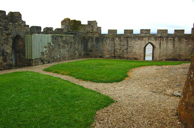 Doe Castle's view of the interior walls with green grasses in the middle.