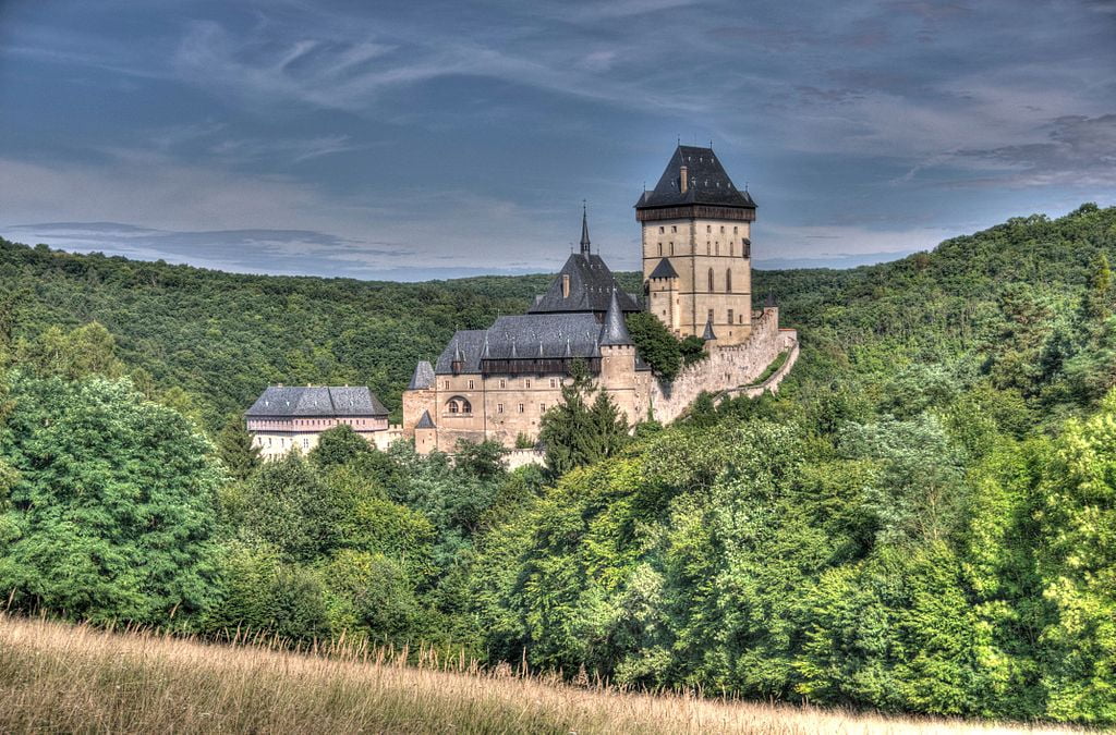 A magical view of the Karlštejn Castle and its green surroundings.