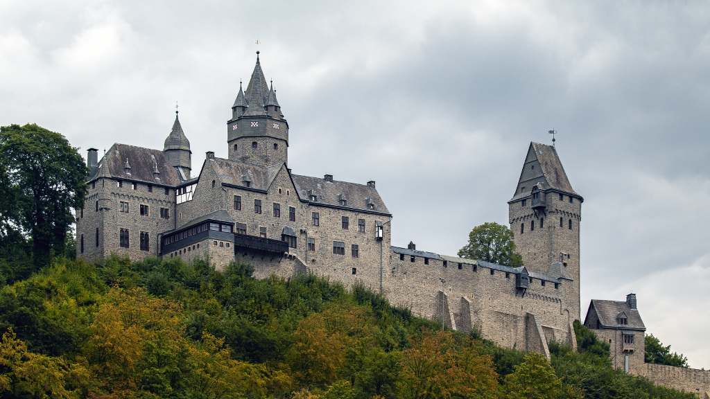 Burg Altena’s current form in all its glory surrounded by green trees.