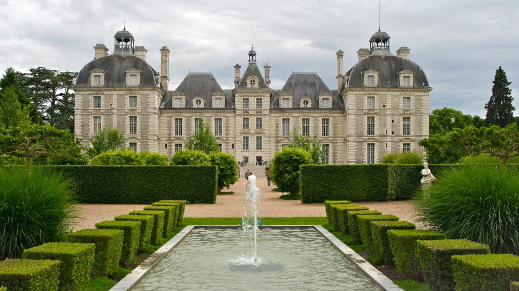 A picturesque view Chateau de Cheverny's exterior in front of the fountain.