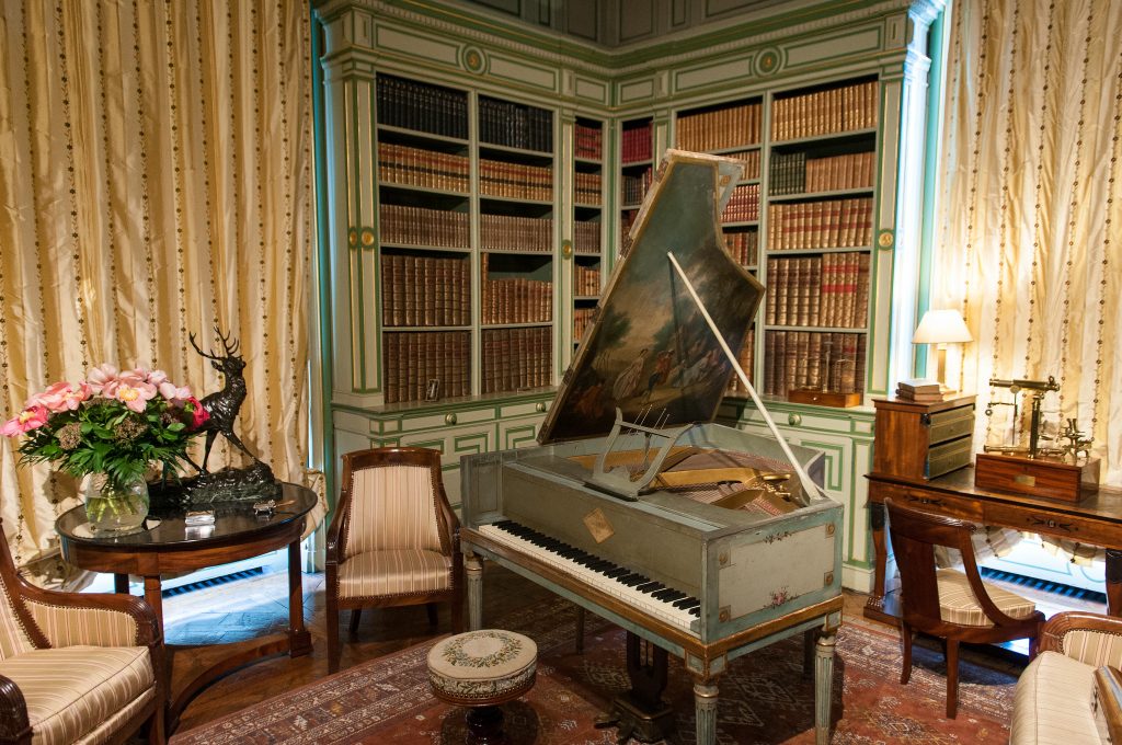 The beautiful gold accent interior of Chateau-de-Cheverny.