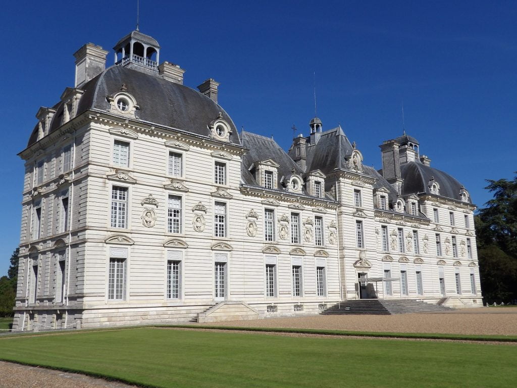 A closer look at the rigid symmetry and gorgeous elevation of Château de Cheverny.