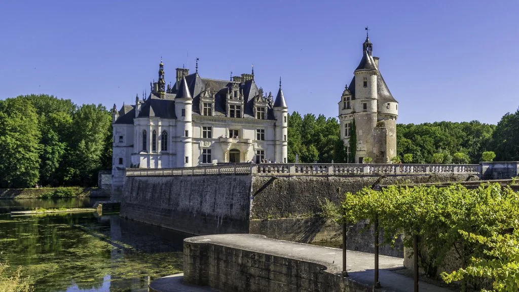 A gorgeous view of the Château de Chenonceau that showcases its beautiful architecture. 
