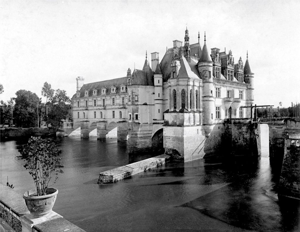 An picture of the Château de Chenonceau in the last decade of the 19th century.