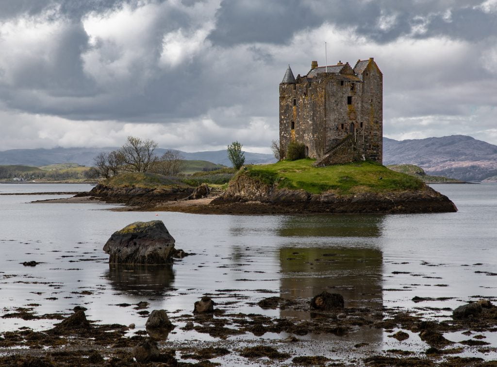 A picturesque view of the Castle Stalker from afar. 