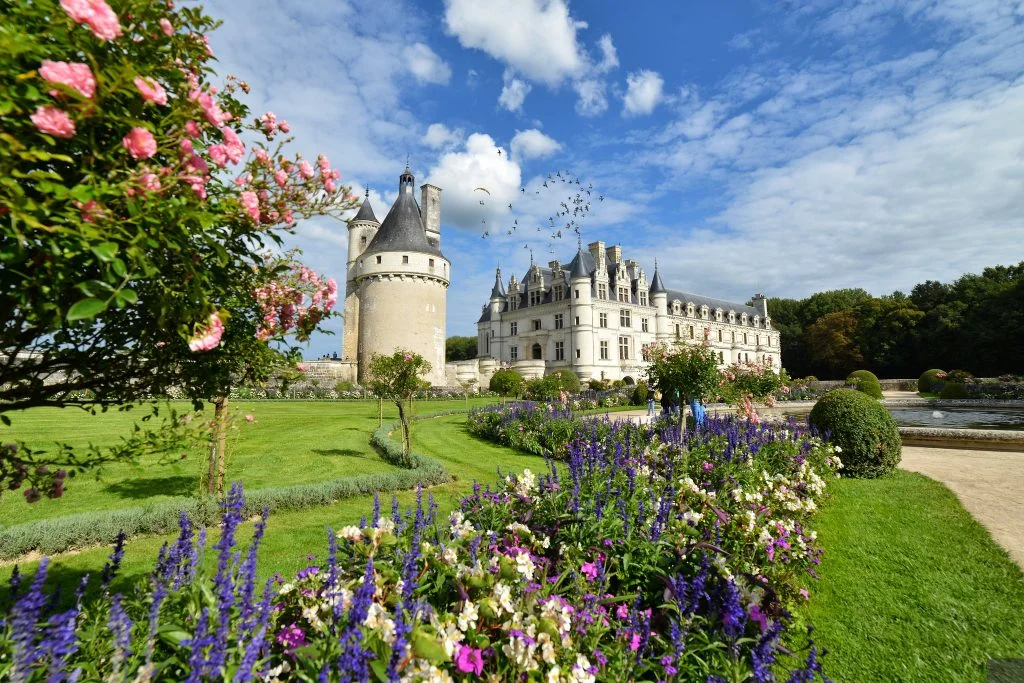 Worm's eye view of Château de Chenonceau behind the flowers.
