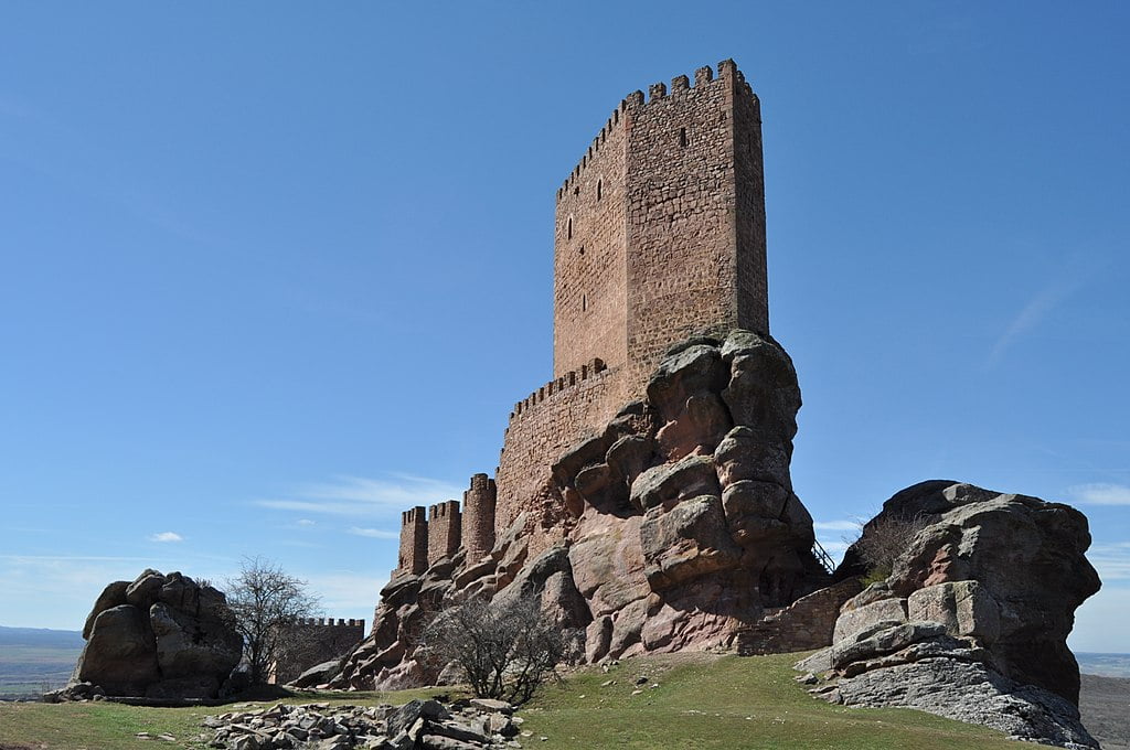 Zafra Castle’s unique rocky perch and its fascinating geography. 