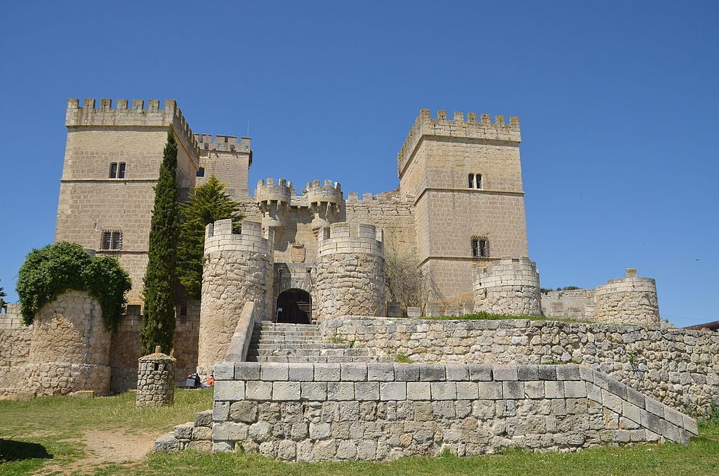 A full view of the symmetrical architecture of Castillo Ampudia.