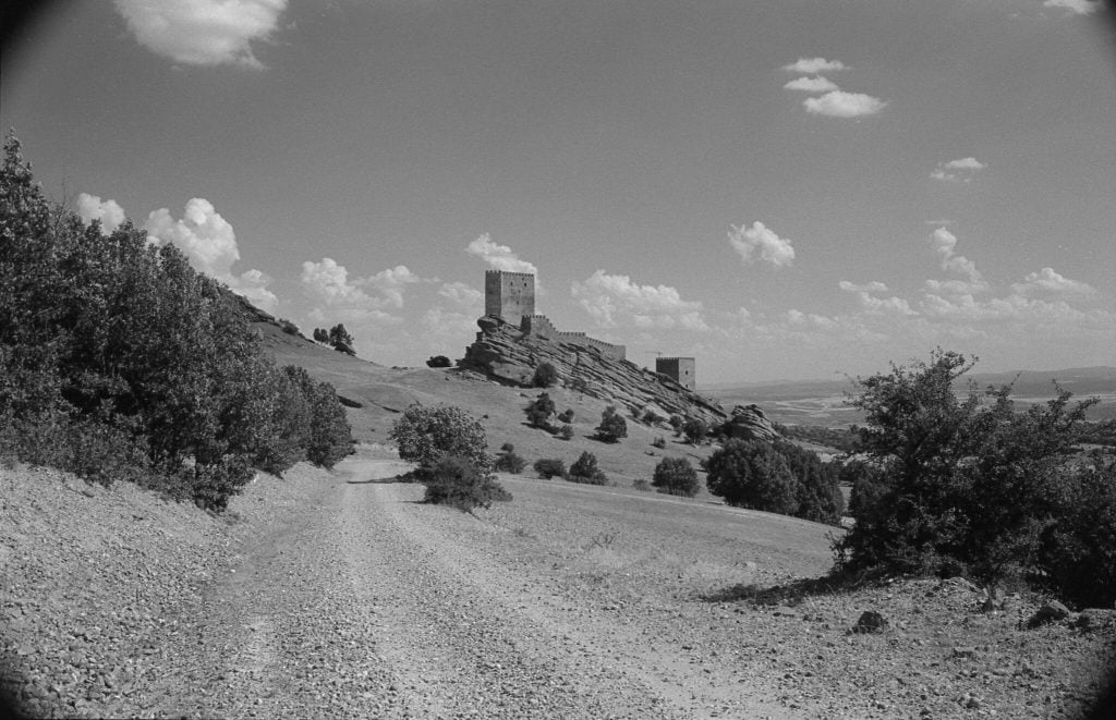 The trail that you need to walk in order to reach the castle’s rocky outcropping.