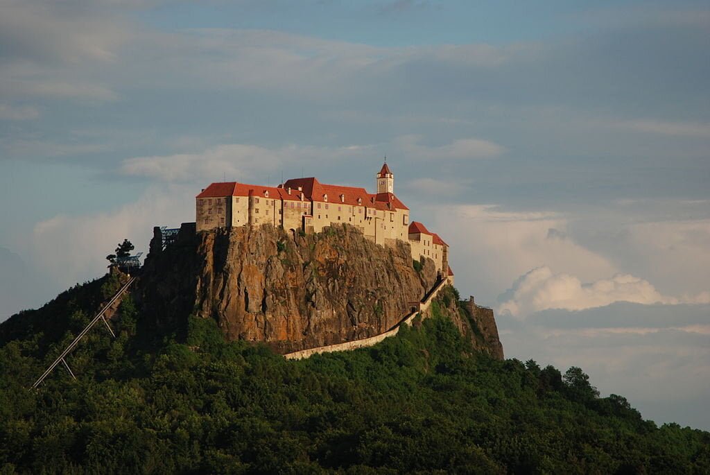 The skyhigh location of Riegersburg Castle.