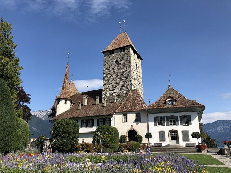 Spiez Castle – Swiss Beauty (History & Travel Tips)