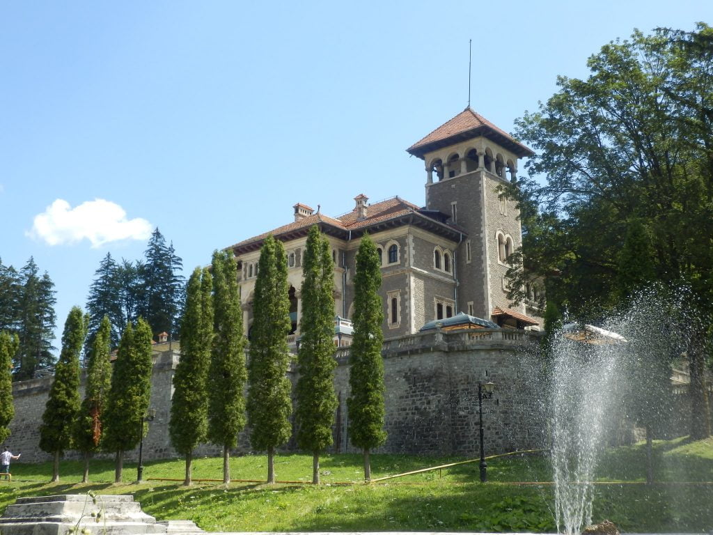 A different view of Cantacuzino Castle.