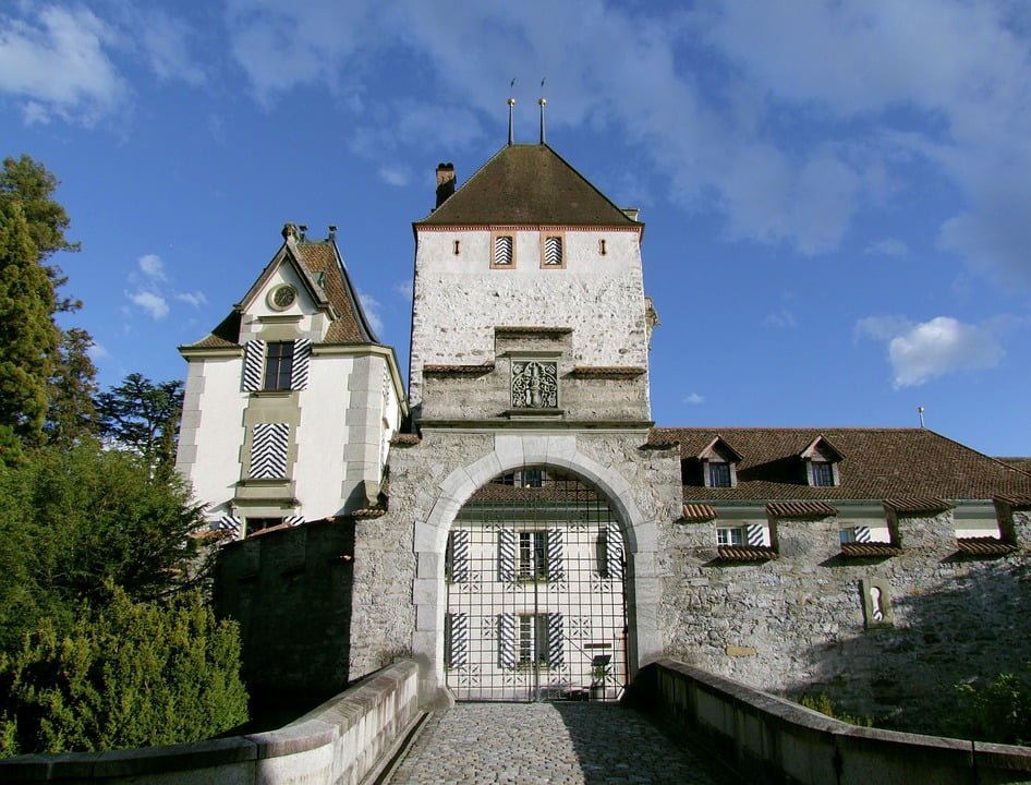 The entry gate to Oberhofen Castle.