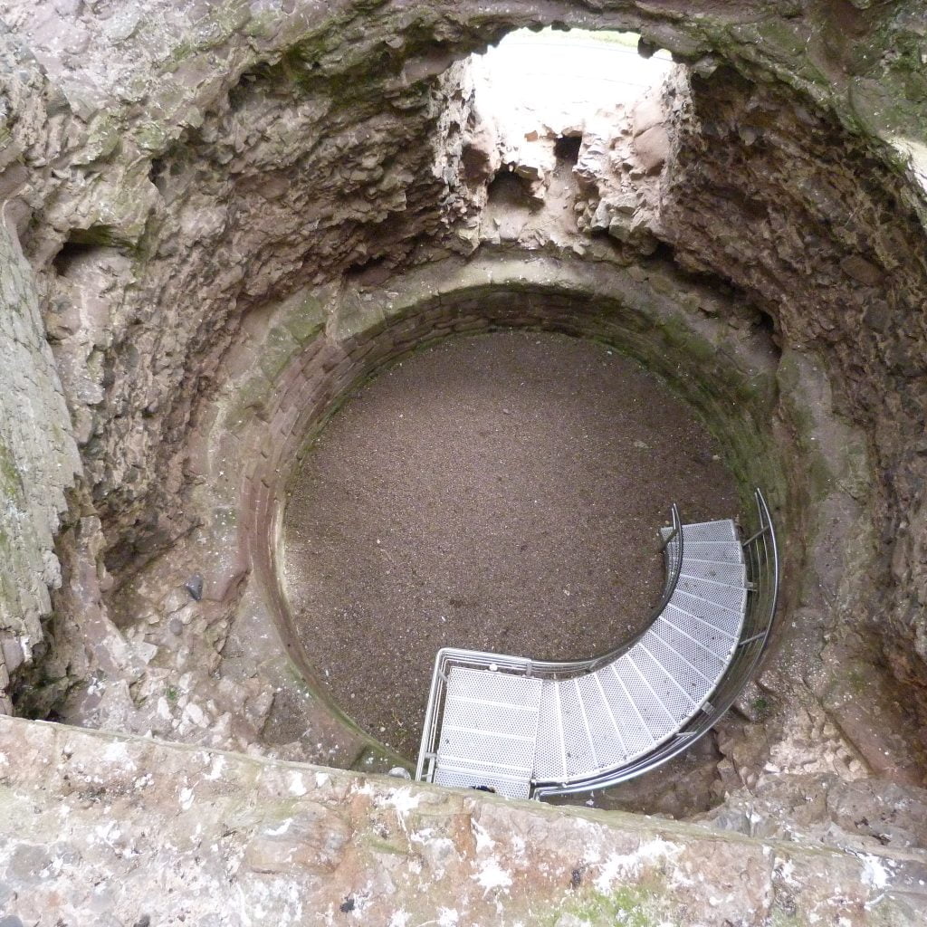 A photo of Rhuddlan Castle's ruin.