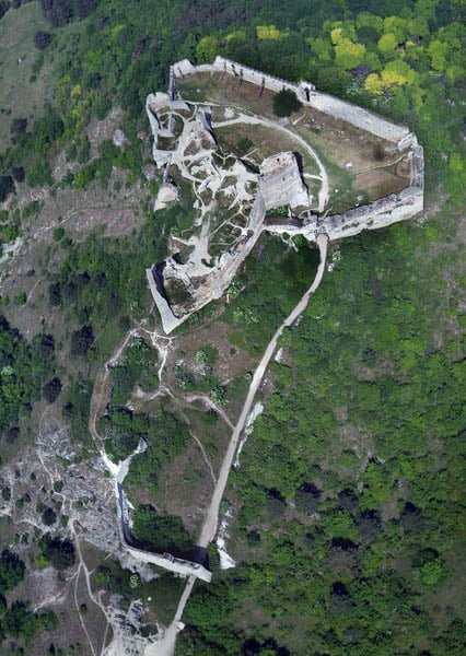 An aerial view of the current Cachtice Castle.