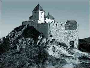 An old photo of how Cachtice Castle looks like.