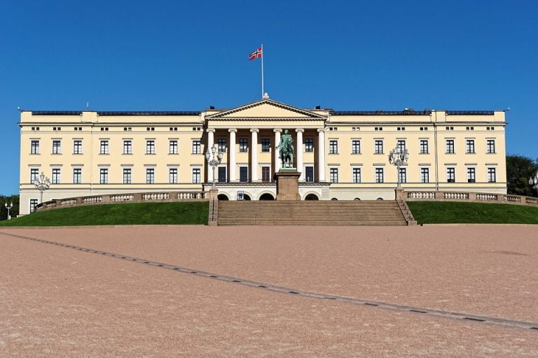 Royal Palace of Oslo- A Neoclassical Wonder (History & Travel Tips)