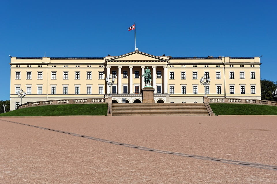 A magnificent view of the front façade of the Palace of Oslo.