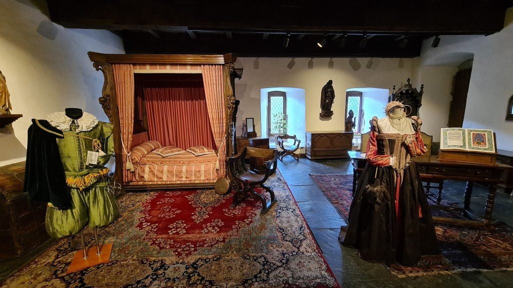 The bedroom interior of Vianden Castle.