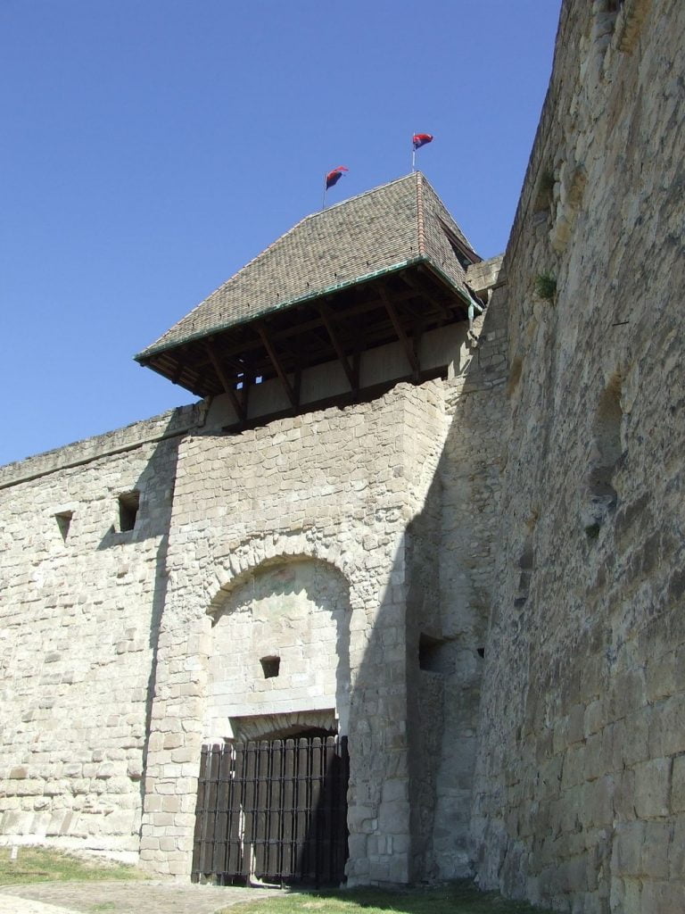 A peek at the front door of the Eger castle.