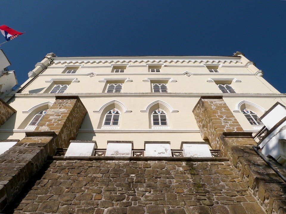 A peripheral view of the front of the Trakoscan Castle building. 