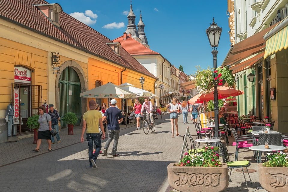 Visiting tourists around Eger.