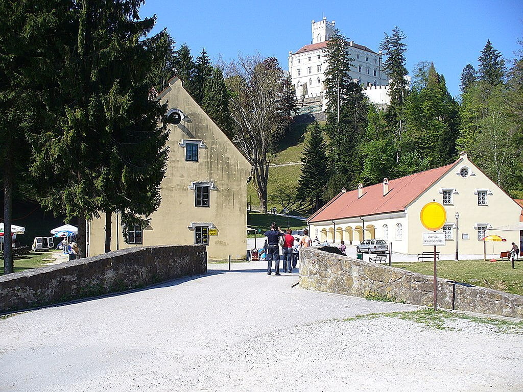 Visiting tourists on their way to Trakoscan Castle.