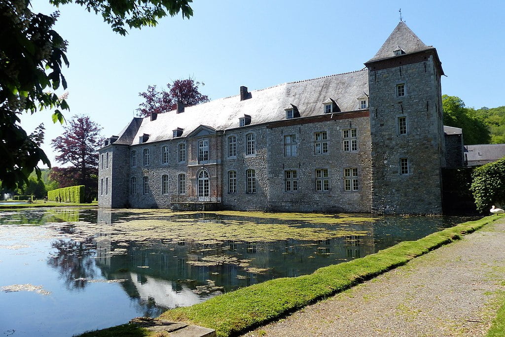 Annevoie Castle's view near the pond.