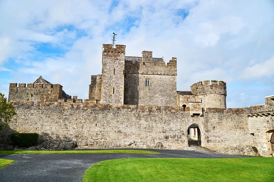 top 10 castles to visit in ireland Front view of Cahir Castle.