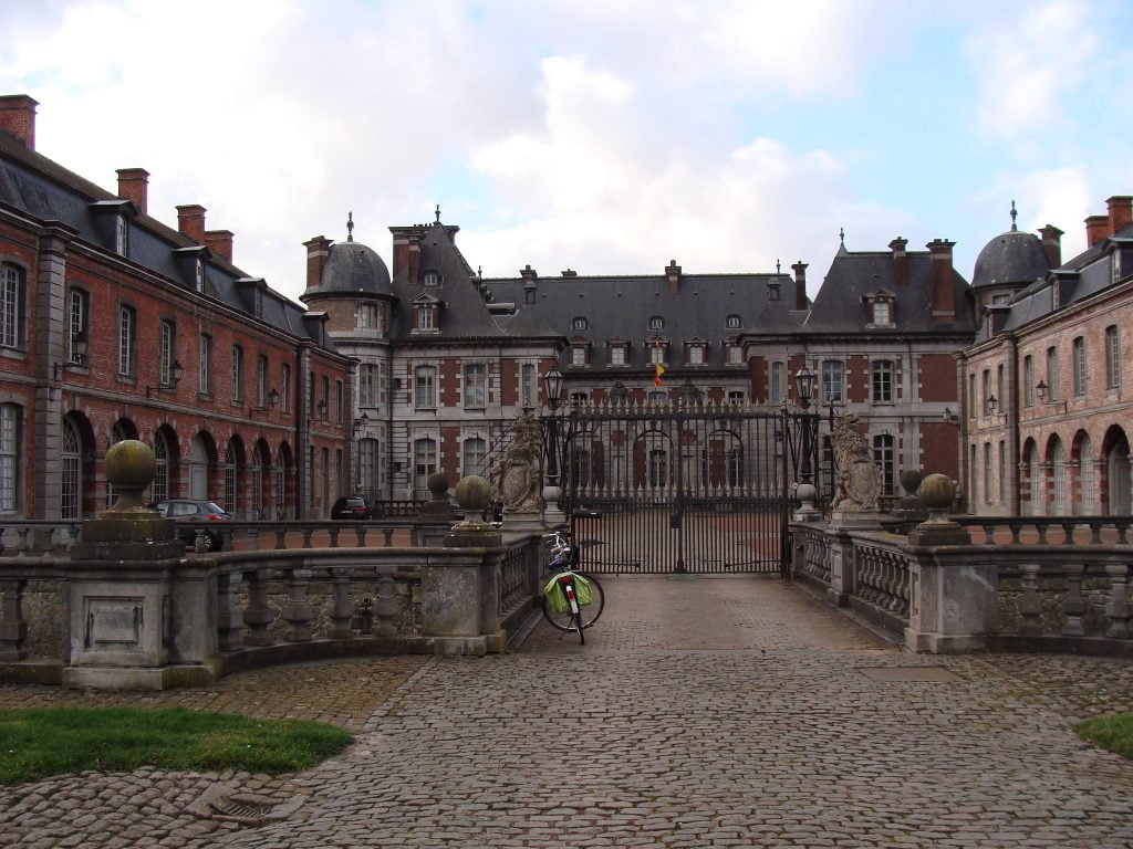 The entrance gate to Château de Belœil.