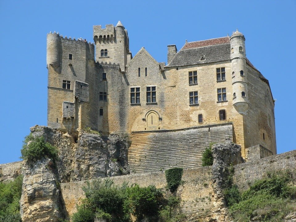 Worm's eye view of Château de Beynac.