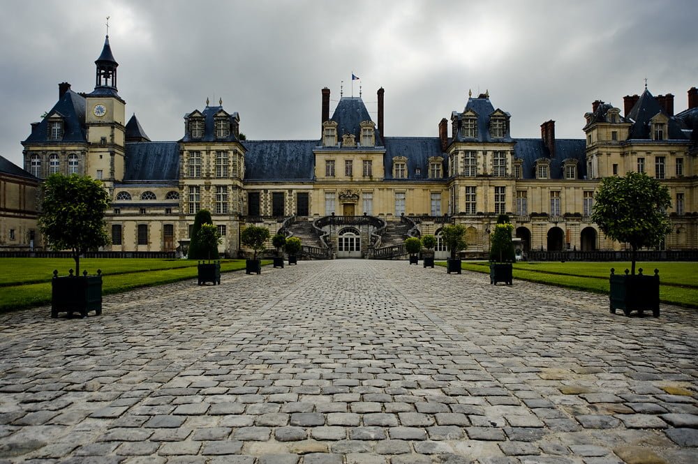 The stunning facade of Château de Fontainebleau.