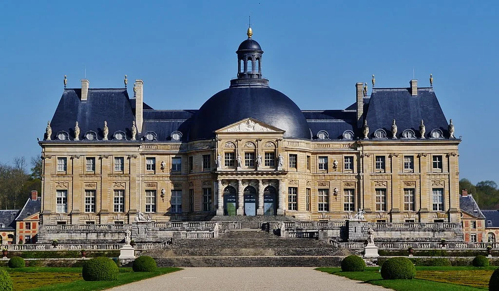 Front view of the beautful Chateau de Vaux-le-vico.
