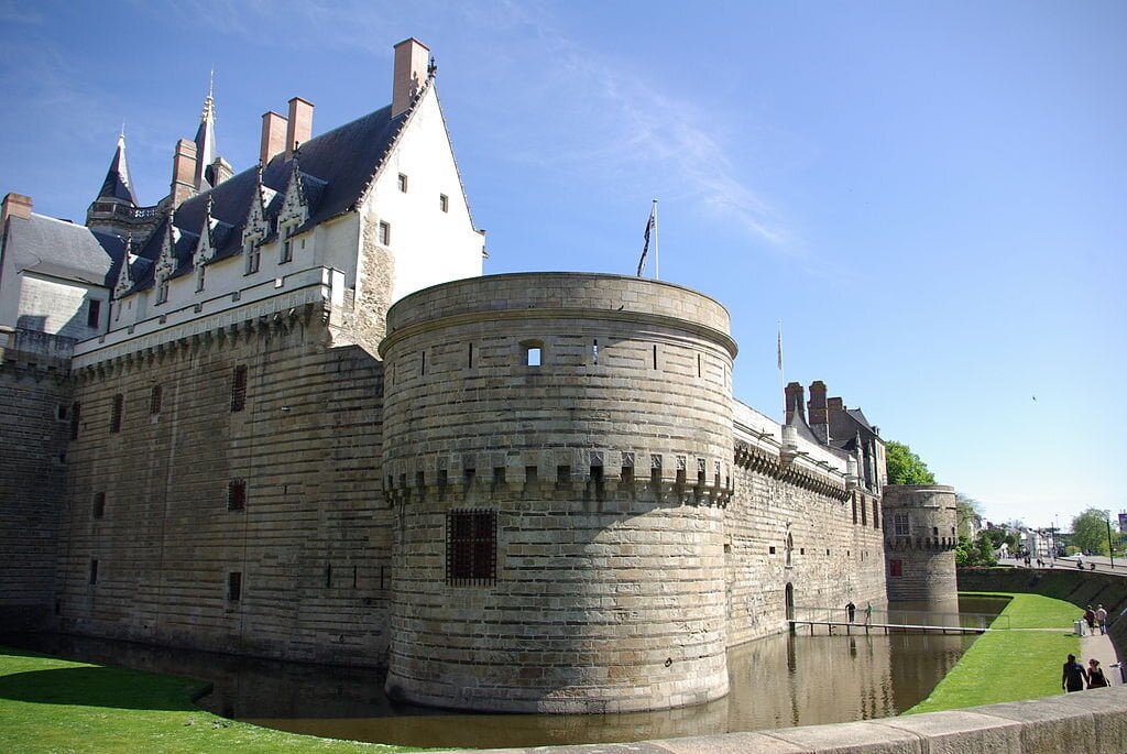 The side view of Château des Ducs de Bretagne surrounded by water..