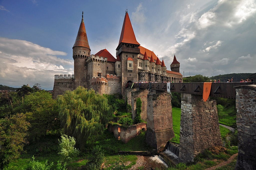 The entrance to Corvin Castle. where you can see the bridge and the tourists.