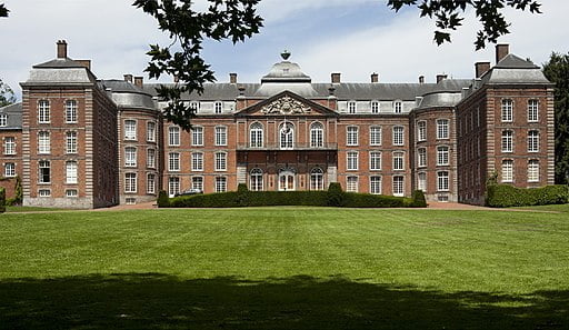 Le Rœulx Castle in front of the gree grounds.