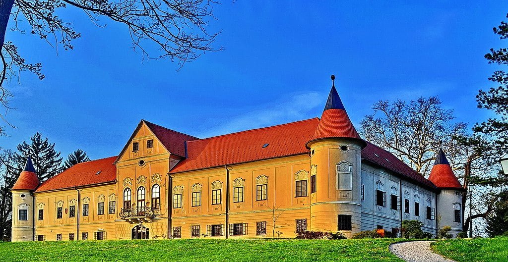 The side view of Luznica Castle. 