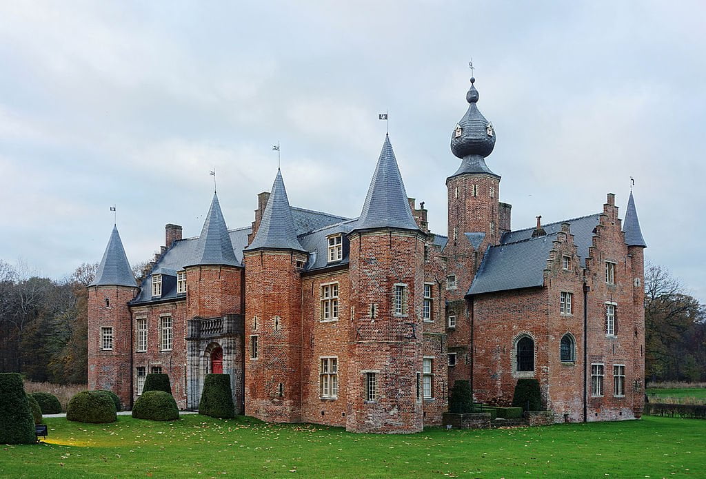 The side view of Rumbeke Castle.