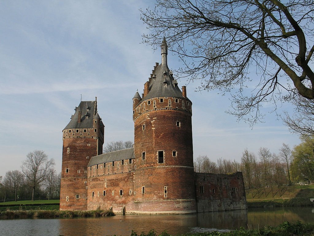 The view of Beersel Castle towers near the water. 