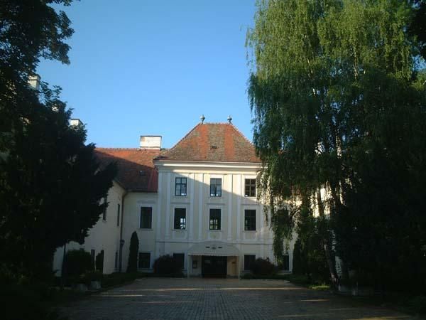 The entrance to Bezanec Castle. 