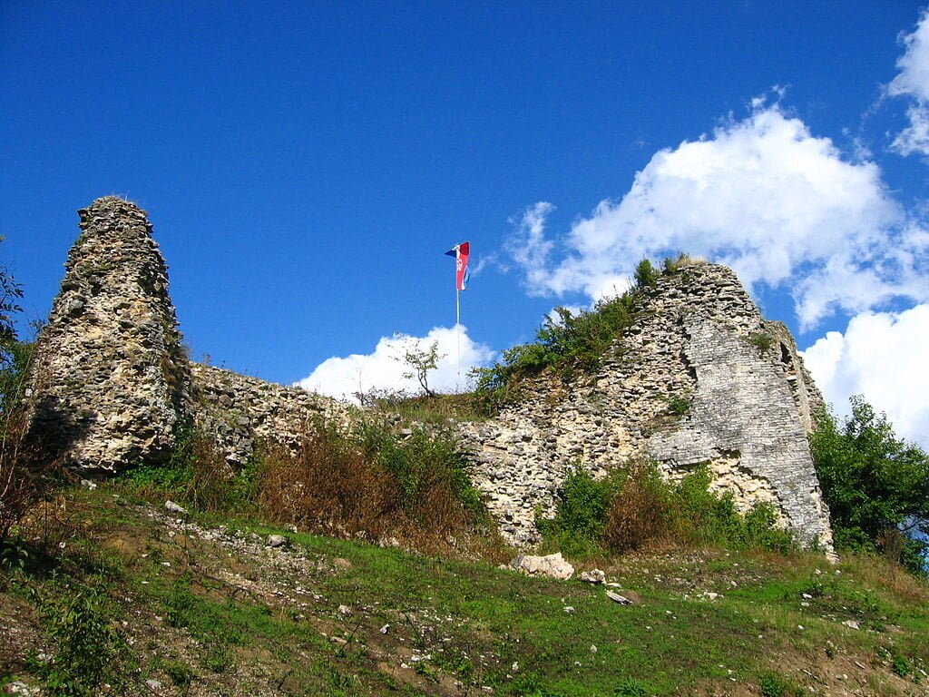 Worm's-eye view of Cetin Castle.