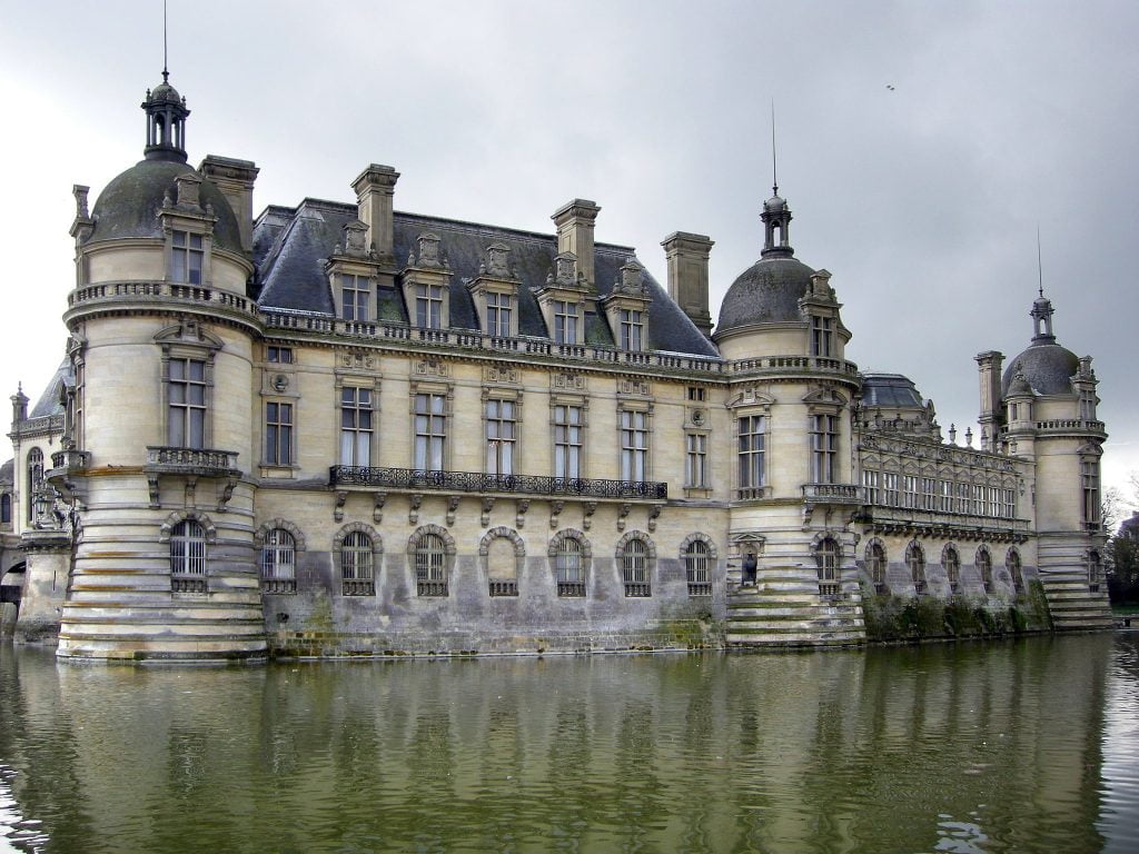 Chateau di Chantilly's view near the water.
