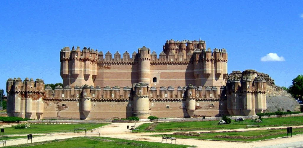 The panoramic view of Coca Castle in front of its courtyard.