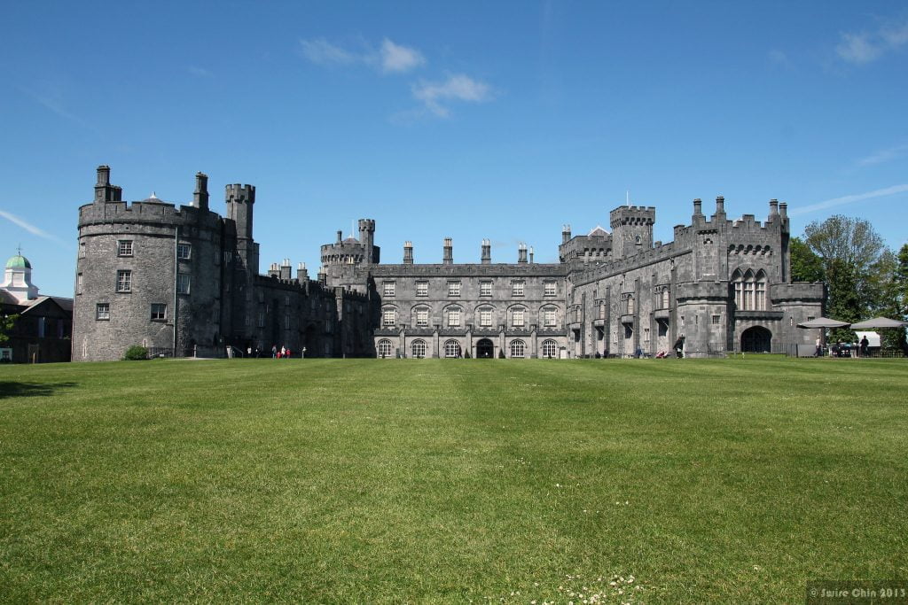 The panoramic view of Kilkenny Castle and the green grounds.
